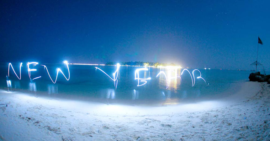 New лета. Maldives Happy New year. Happy New year Sea. Фото с Happy New year 2021 и море. Happy New year подсветки.